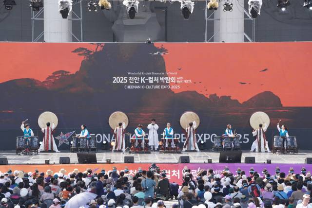 ‘2025 천안 K-컬처박람회’ 폐막공연이 펼쳐지고 있다. 사진제공=천안시
