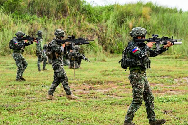 카만닥훈련에 참가한 해병대 장병들이 지난 5월 28일(현지 시간) 필리핀 루손섬 일대에서 필리핀 해병대와 함께 소부대 전술훈련(기동사격술)을 실시하고 있다. 사진 제공=해병대사령부