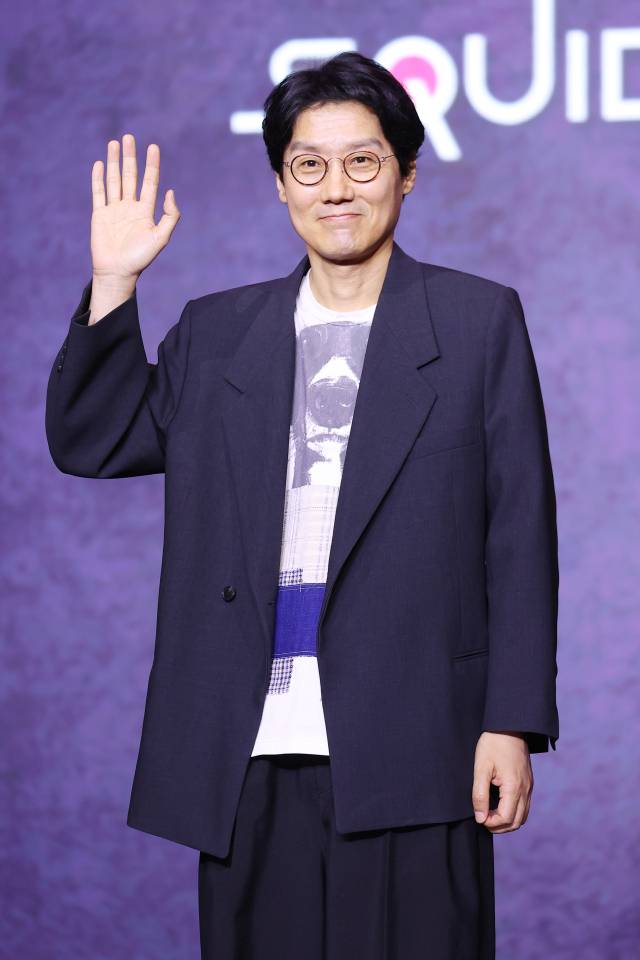 황동혁 감독이 9일 서울 용산구 드래곤시티호텔에서 열린 넷플릭스 글로벌 흥행작 ‘오징어게임’ 시즌3 제작 발표회에서 포즈를 취하고 있다. 연합뉴스