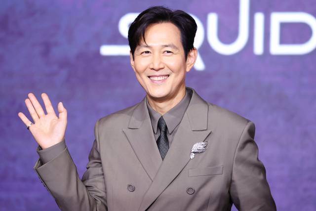 배우 이정재가 9일 서울 용산구 드래곤시티호텔에서 열린 넷플릭스 글로벌 흥행작 ‘오징어게임’ 시즌3 제작 발표회에서 포즈를 취하고 있다. 연합뉴스