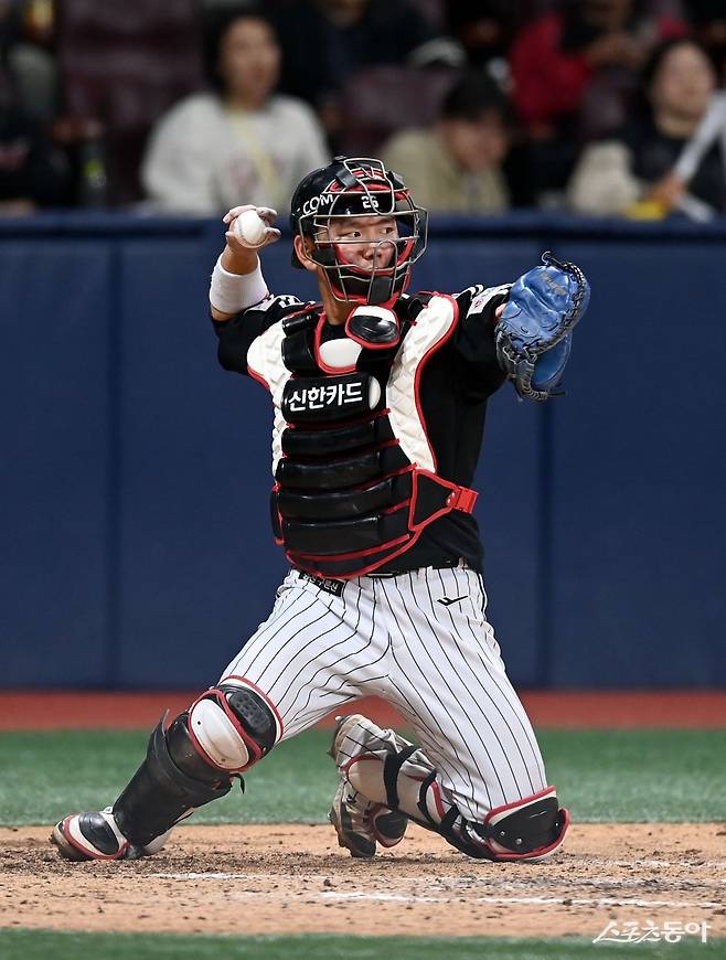 LG 이주헌은 8일 고척 키움전에서 선발투수 송승기와 배터리 호흡을 맞추며 직구 위주의 승부를 펼쳤다. 그는 “고척돔 마운드가 다른 구장보다 높아 직구가 더 위협적일 것이라 봤다”며 이유를 설명했다. 경험치가 쌓일수록 보는 시야도 넓어지고 있는 포수 유망주다. 스포츠동아DB