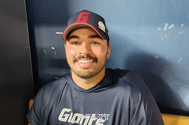 롯데 알렉 감보아가 8일 잠실구장에서 두산전 경기를 마친 뒤 인터뷰하고 있다. 유새슬 기자