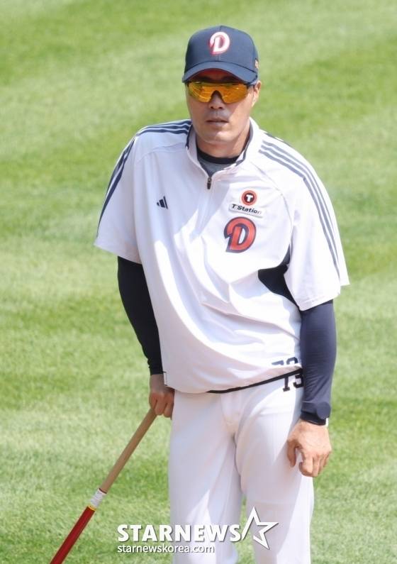 두산 조성환 감독 대행이 선수들의 훈련을 지켜보고 있다. /사진=김진경 대기자