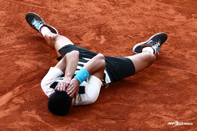 코트에 누워 기뻐하는 카를로스 알카라스. /AFPBBNews=뉴스1