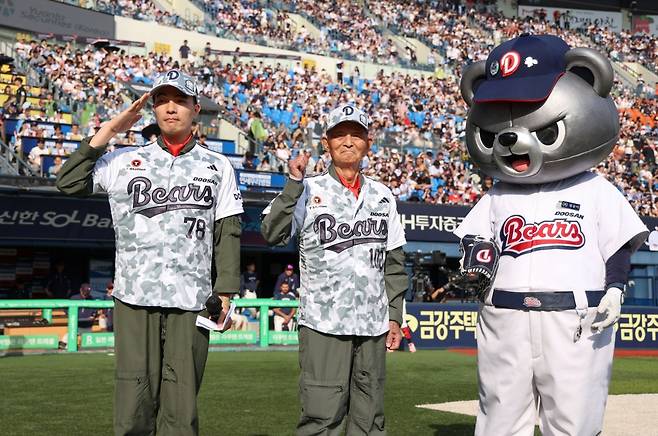 김두만(가운데) 전 참모총장과 강병준(왼쪽) 소령이 6일 잠실 롯데-두산전에 앞서 인사를 하고 있다. /사진=두산 베어스 제공