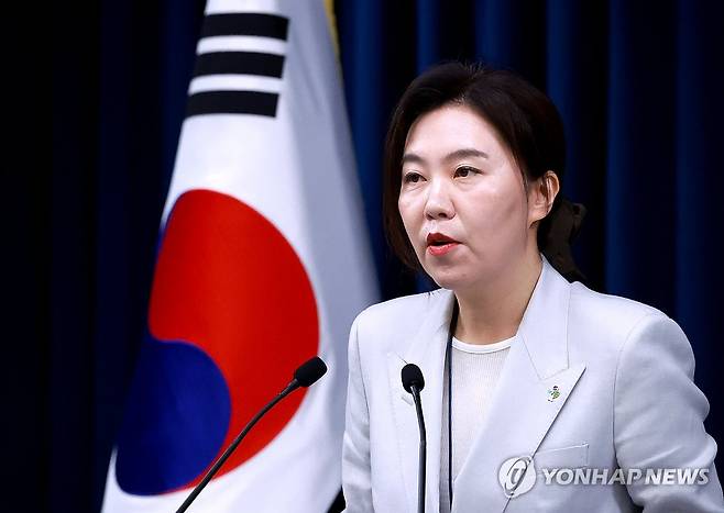 강유정 대통령실 대변인, 경호처 인사 관련 현안 브리핑 (서울=연합뉴스) 홍해인 기자 = 강유정 청와대 대변인이 9일 서울 용산 대통령실 청사에서 대통령경호처 인사 관련 현안 브리핑을 하고 있다. 2025.6.9 hihong@yna.co.kr