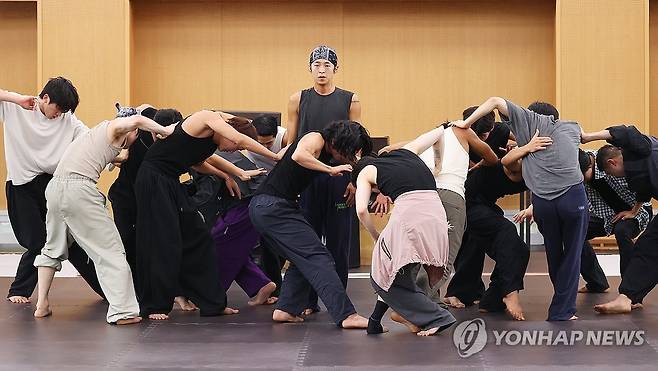 남성 무용수만 출연하는 '파이브 바이브' (서울=연합뉴스) 진연수 기자 = 9일 오후 서울 중구 국립극장에서 열린 국립무용단 '파이브 바이브' 연습실 공개 및 라운드 인터뷰에서 무용수들이 주요 장면을 시연하고 있다. 2025.6.9 jin90@yna.co.kr