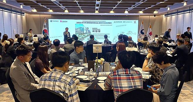 주제 발표 경청하는 참석자들 (부산=연합뉴스) 박현수 기자 = 9일 부산 롯데호텔에서 열린 '세계한인비즈니스포럼'에서 참석자들이 인하대 이진영 교수의 주제 발표를 경청하고 있다. 2025.06.09. phyeonsoo@yna.co.kr