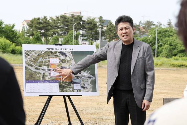 인천시 중구가 복합환승센터 부지(중산동 1952-1)의 임시 주차 공간을 올해 12월까지 연장 사용하기로 한국토지주택공사(LH) 청라영종사업본부·개인 토지주와 협의했다. <사진=중구 제공>