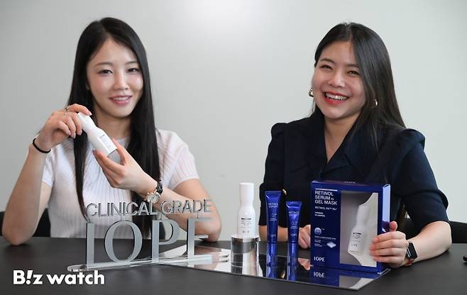 전혜미 아모레퍼시픽 럭셔리MC팀 차장(오른쪽)과 박지현 아모레퍼시픽 아이오페팀 과장(왼쪽)이 아이오페 레티놀 제품을 소개하고 있다. /사진=이명근 기자 qwe123@