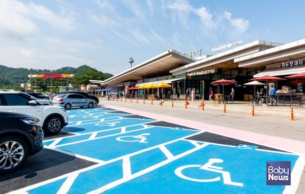 국민권익위원회(위원장 유철환, 이하 국민권익위)는 장애인전용주차구역 주차표지 발급 방식을 자동차 중심에서 사람 중심으로 전환하는 내용을 담은 '장애인전용주차구역 주차표지 발급 범위와 방식 등 개선방안'을 마련, 보건복지부에 개선을 권고했다. ⓒ베이비뉴스