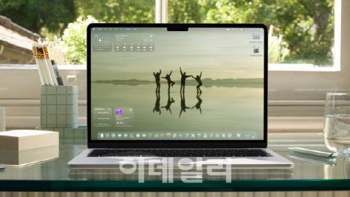 macOS Tahoe 26에서 사용자는 데스크탑과 Dock을 맞춤 설정해 위젯과 앱 아이콘을 여러 겹의 Liquid Glass로 새롭게 단장할 수 있다.(사진=애플)