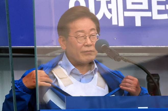 대선 후보 시절 방탄유리벽 안에서 연설하는 이재명 대통령 (사진=연합뉴스)