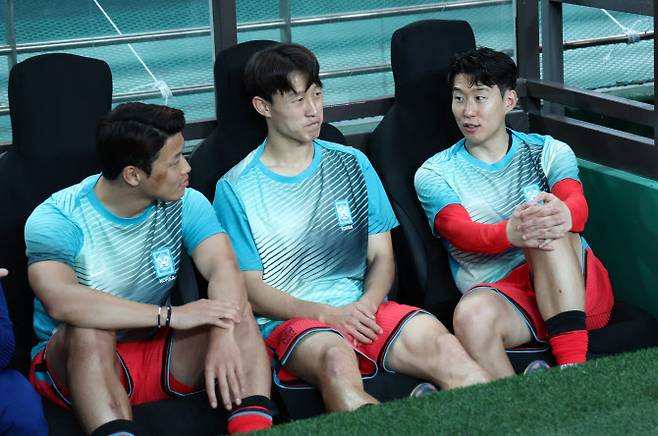 10일 서울월드컵경기장에서 열린 2026 북중미 월드컵 아시아 3차 예선 최종전 한국과 쿠웨이트의 경기에 앞서 손흥민, 이재성, 황희찬이 대화하고 있다. 사진=연합뉴스