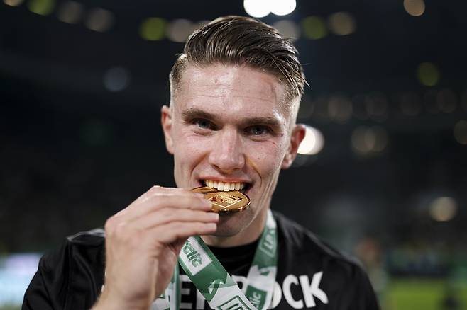 2025년 5월 17일, 포르투갈 리스본에서 열린 2024-25 포르투갈 프리메이라리가 경기에서 비토리아 FC를 꺾고 리그 우승을 차지한 뒤, 스포르팅 CP의 빅토르 요케레스가 메달을 목에 건 채 우승을 자축하고 있다. 스포르팅 CP는 이번 승리로 구단 통산 21번째 프리메이라리가 우승을 달성했다.