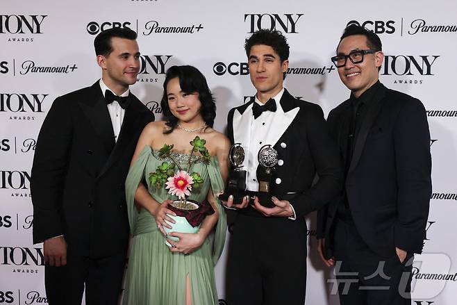 8일(현지시간) 미국 뉴욕 라디오시티 뮤직홀에서 열린 제78회 토니상 시상식에서 뮤지컬 작품상의 영예를 안은 '어쩌면 해피엔딩'의 대런 크리스(오른쪽에서 두번째)가 남우 주연상 트로피를 들고 다른 출연 배우들과 포즈를 취하고 있다. 브로드웨이에 진출해 공연 중인 한국 토종 창작 뮤지컬 '어쩌면 해피엔딩'은 미국 최고 권위와 전통의 공연 시상식인 토니상에서 6관왕을 차지하며, K 뮤지컬사에 새 역사를 썼다. '어쩌면 해피엔딩'은 뮤지컬 부문 작품상, 연출상, 각본상, 남우주연상, 음악상(작곡 및 작사), 무대디자인상 등 6개 부문상을 거머쥐었다. ⓒ 로이터=뉴스1 ⓒ News1 신기림 기자