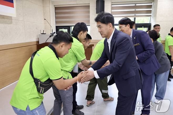 최재형 보은군수가 입국한 라오스 외국인 계절근로자와 악수하고 있다. (보은군 제공. 재판매 및 DB금지) /뉴스1