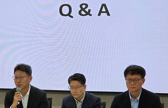 김희섭 SKT PR센터장(왼쪽부터) 임봉호 SKT MNO사업부장, 류정환 SKT 네트워크인프라센터장이 10일 일일브리핑을 진행 중이다. 2025.06.10/뉴스1 ⓒNews1 김정현 기자