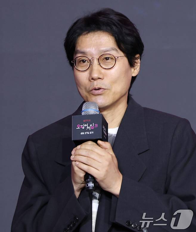 황동혁 감독이 9일 서울 용산구 서울드래곤시티에서 열린 넷플릭스 시리즈 '오징어 게임' 시즌3 제작발표회에서 인사말을 하고 있다. '오징어 게임' 시즌3은 자신만의 목적을 품고 다시 참가한 게임에서 가장 친한 친구를 잃고 만 ‘기훈’과, 정체를 숨긴 채 게임에 숨어들었던 프론트맨, 그리고 그 잔인한 게임 속에서 살아남은 참가자들의 마지막 운명을 그린 이야기다. 2025.6.9/뉴스1 ⓒ News1 권현진 기자