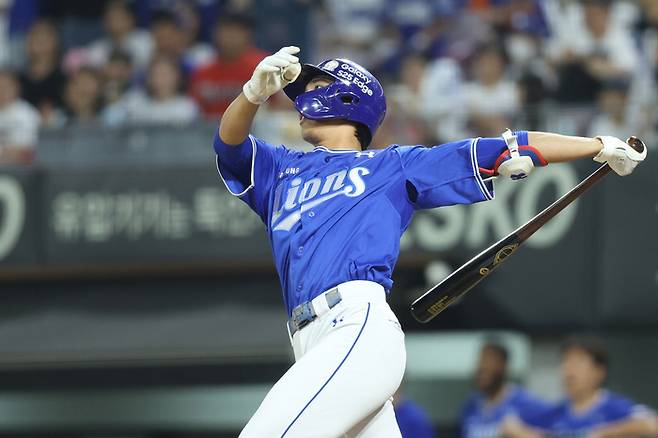 삼성 이재현이 10일 광주-기아 챔피언스 필드에서 열린 2025 KBO리그 KIA전에서 8회초 그랜드슬램을 쏘아 올리고 있다. 사진 | 삼성 라이온즈