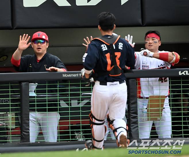 이제 그만 멈춰! 최재훈을 멈춰 세우는 손승락, 홍세완 코치와 김태군