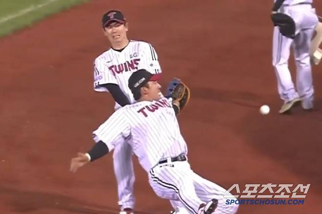 LG 김민수와 홍창기가 수비 도중 부딪히는 장면. 스포티비 중계화면 캡쳐