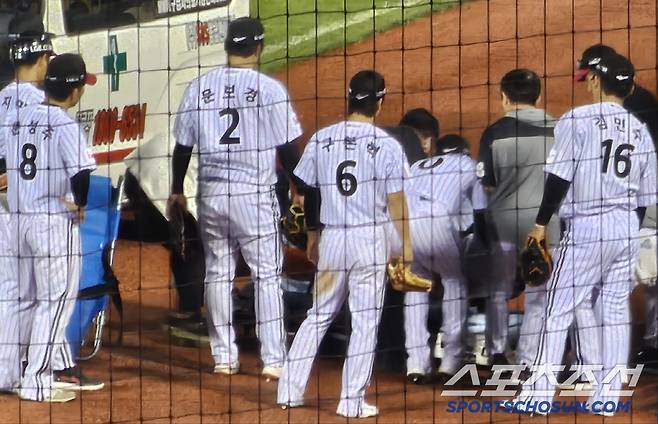 LG 홍창기가 13일 키움전서 9회초 수비도중 부상을 당해 구급차에 실려 이송되는 과정을 선수들이 지켜보고 있다. 잠실=권인하 기자