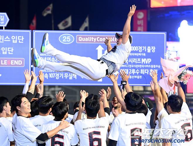 1일 수원KT위즈파크에서 열린 KIA와 KT의 경기, 경기 후 진행된 박경수의 은퇴식에서 박경수가 헹가레를 받고 있다. 수원=허상욱 기자wook@sportschosun.com/2025.06.01/