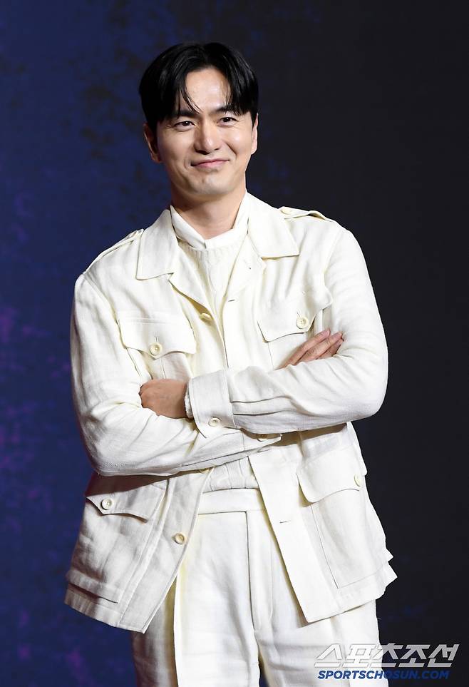 넷플릭스 시리즈 오징어 게임 시즌3 제작발표회가 9일 서울 용산구 한강로동 서울드래곤시티에서 열렸다. 배우 이진욱이 포토타임을 갖고 있다. 용산=박재만 기자 pjm@sportschosun.com/2025.06.09/