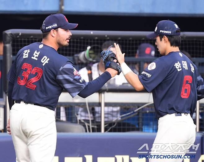 8일 잠실구장에서 열린 두산과 롯데의 경기. 6회 투구를 마치고 동료들과 하이파이브를 나누는 롯데 선발 감보아. 잠실=송정헌 기자songs@sportschosun.com/2025.06.08/