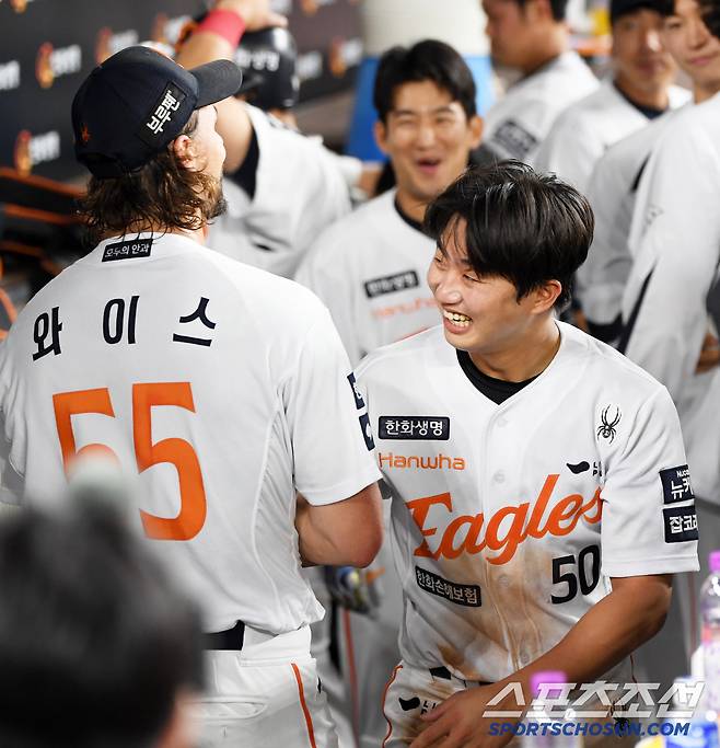 10일 대전 한화생명볼파크에서 열린 한화 이글스와 두산 베어스의 경기. 7이닝 무실점 호투를 펼친 한화 와이스가 동료들과 포옹을 하고 있다. 대전=박재만 기자 pjm@sportschosun.com/2025.06.10/