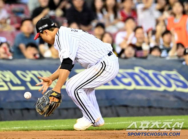 10일 잠실야구장에서 열린 SSG와 LG의 경기, 4회초 LG 3루수 김주성이 SSG 김성욱의 타구를 글러브에 담지 못하고 있다. 잠실=허상욱 기자wook@sportschosun.com/2025.06.10/