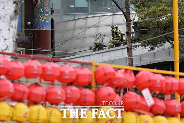 검은 연기 진화하는 소방관.