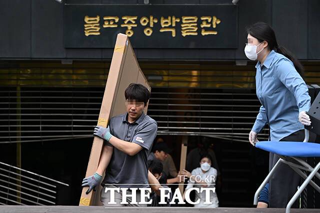 관계자들이 문화재를 옮기고 있다.