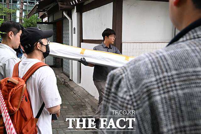 포장된 문화재가 옮겨지고 있다.