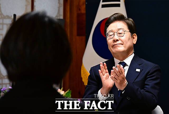 이재명 대통령의 대장동 사건 재판이 공직선거법 위반 파기환송심에 이어 잠정 연기됐다. 이 대통령이 지난 4일 오후 서울 여의도 국회 사랑재에서 열린 제21대 대통령 취임 기념 오찬에 참석해 박수를 치고 있다. /배정한 기자