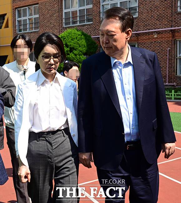 윤석열 전 대통령과 김건희 여사가 제21대 대통령선거 투표일인 3일 오전 서울 서초구 서초동 원명초등학교에 마련된 서초4동투표소에서 투표를 마친 뒤 투표소를 나서고 있다. /임영무 기자