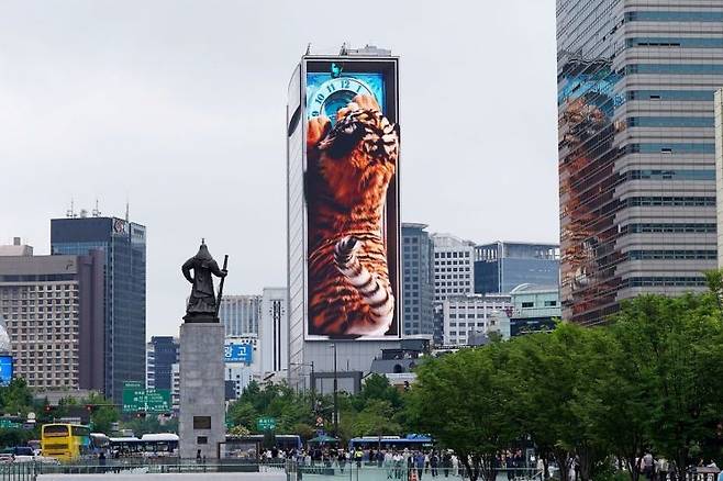 지난 4월부터 운영 중인 디지틀조선일보(코리아나호텔) 전광판. 종로구 제공.