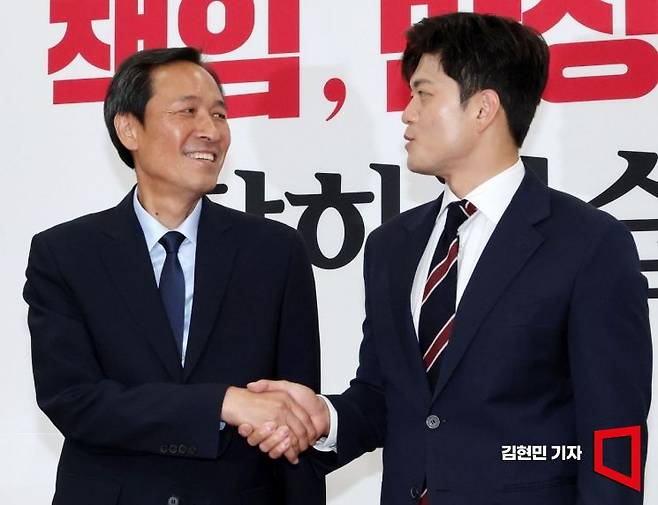 김용태 국민의힘 비상대책위원장과 우상호 대통령실 정무수석(왼쪽)이 10일 서울 여의도 국회에서 만나 악수하고 있다. 2025.6.10 김현민 기자