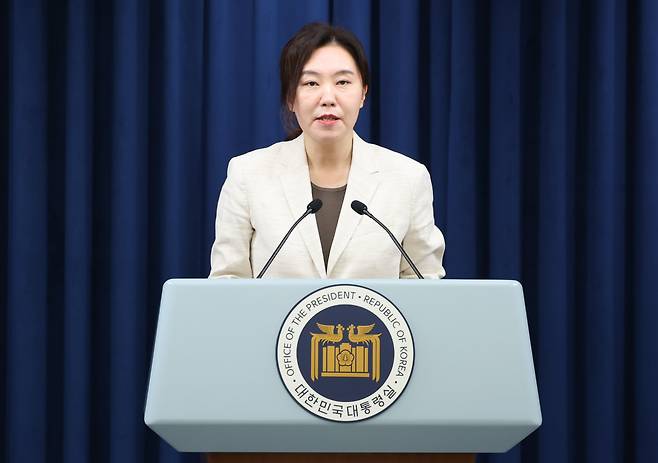 강유정 대통령실 대변인이 10일 서울 용산구 대통령실 청사에서 국민추천제 관련 브리핑을 하고 있다. 강 대변인은 브리핑을 통해 국민들로부터 일주일간 장차관 등 인사추천을 받는다고 밝혔다./뉴스1