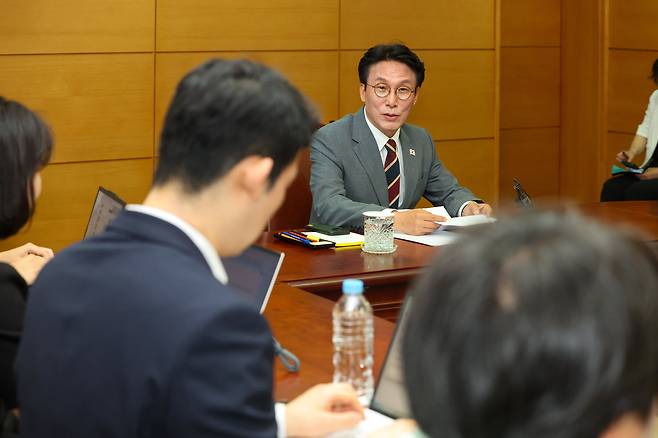 김민석 국무총리 후보자가 10일 오전 서울 종로구 통의동 금융감독연수원에 마련된 청문회 준비단 사무실에서 출입기자들과 간담회를 갖고 있다./뉴스1