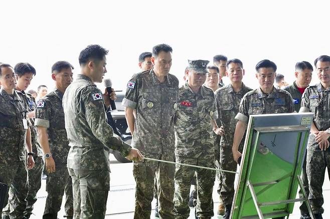 10일 김명수 합참의장이 공군11전투비행단에서 항공무장 현황을 보고받고 있다. 합참 제공