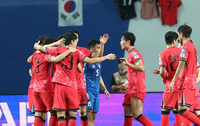 10일 서울월드컵경기장에서 열린 2026 북중미 월드컵 아시아 3차 예선 최종전 한국과 쿠웨이트의 경기. 전반전 쿠웨이트의 자책골을 유도한 한국 전진우가 동료선수들과 기뻐하고 있다. 연합뉴스