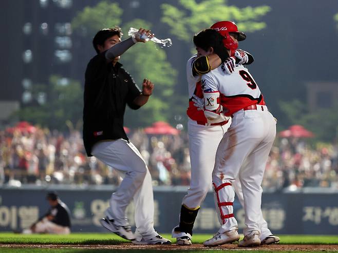 기아(KIA) 타이거즈 선수들이 8일 광주기아챔피언스필드에서 열린 2025 KBO리그 한화 이글스와 경기에서 연장 10회말 1사 1, 2루에서 고종욱의 내야땅볼 때 상대의 실책으로 끝내기 승리를 거둔 뒤 기뻐하고 있다. 이날 경기를 중계한 케이블 TV 시청률은 역대 최고를 기록했다. 연합뉴스