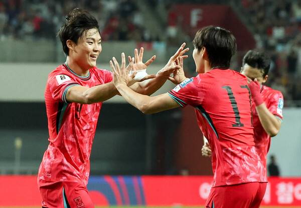홍명보호의 ‘젊은 피’오현규(왼쪽)와 배준호가 10일 서울월드컵경기장에서 열린 2026 북중미 월드컵 아시아 3차 예선 B조 10차 쿠웨이트전에서 팀의 세번째 골을 합작한 뒤 환호하고 있다. 김영원 기자 forever@hani.co.kr