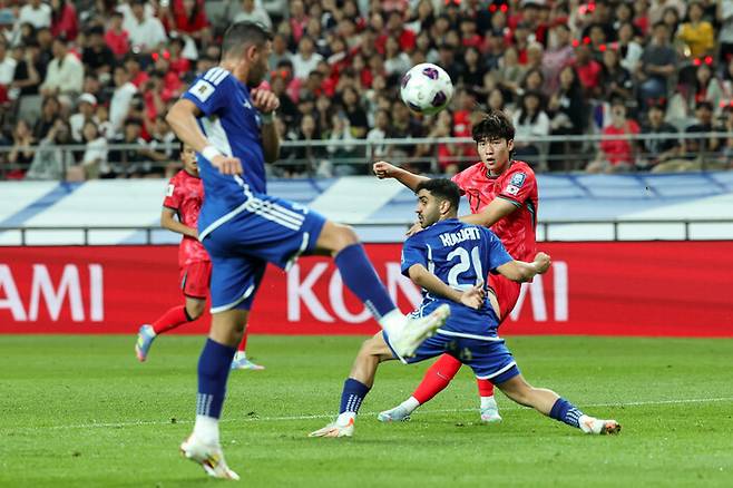 홍명보호의 막내 배준호가 10일 서울월드컵경기장에서 열린 2026 북중미 월드컵 아시아 3차 예선 B조 10차 쿠웨이트전에서 슛하고 있다. 김영원 기자 forever@hani.co.kr