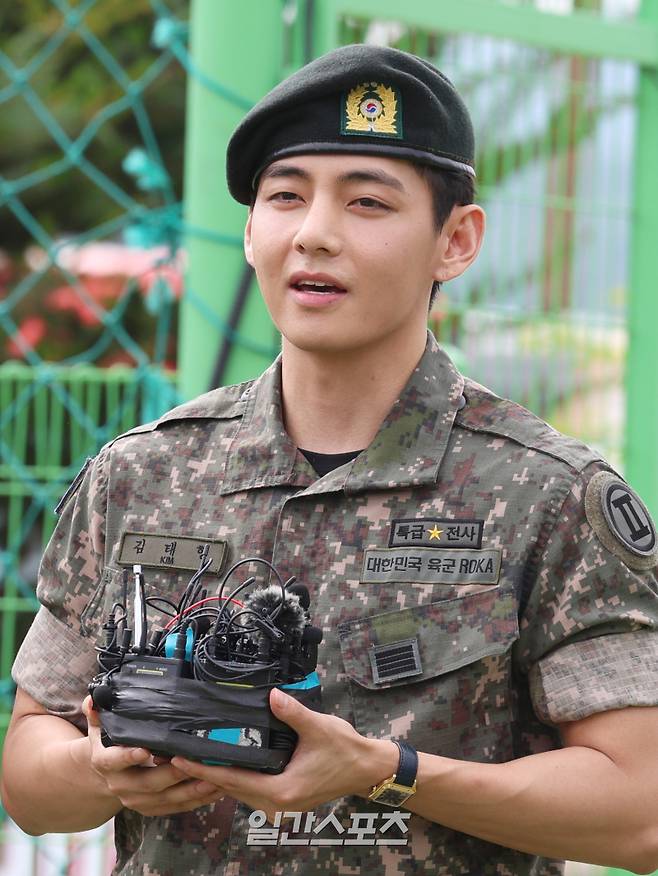 군 복무를 마친 그룹 방탄소년단(BTS) RM, 뷔가 10일 오전 강원도 춘천시 신북읍 체육공원에서 전역 소감을 밝히고 있다. 육군 제15보병사단 승리부대에서 복무한 RM과 육군 2군단 수도방위사령부 쌍용부대에서 복무한 뷔가 이날 전역했다. RM과 뷔는 안전 문제가 우려된다는 군의 요청에 따라 소속사에서 마련한 별도의 장소에서 전역 행사를 진행했다. 춘천=서병수 기자 qudtn@edaily.co.kr /2025.06.10/