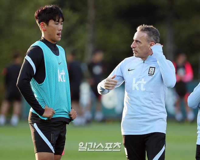 "축구국가대표팀 벤투 감독이 5일 오후 파주 축구국가대표트레이닝센터(NFC)에서 진행된 훈련에서 원두재에게 얘기를 하고 있다. 파주=김민규 기자 kim.mingyu@joongang.co.kr /2020.10.05/"