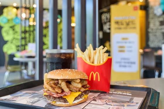 4일 시식회에서 선보인 신메뉴 '쿼터파운더 치즈 크리미 파마산'. 사진 한국맥도날드