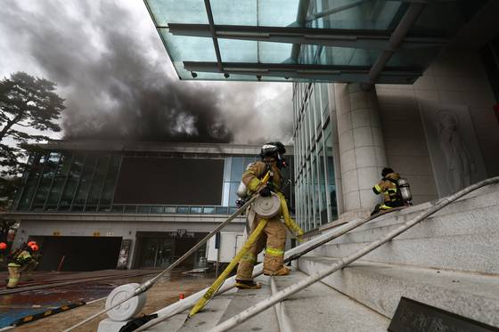 10일 서울 종로구 조계사 옆 불교중앙박물관에서 화재가 발생해 소방관들이 진화작업을 펼치고 있다.연합뉴스